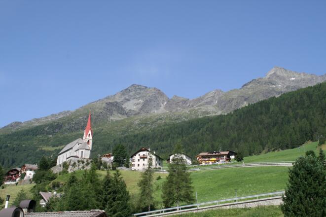 Die Kirche von Rein liegt etwas oberhalb des Ausgangspunktes.