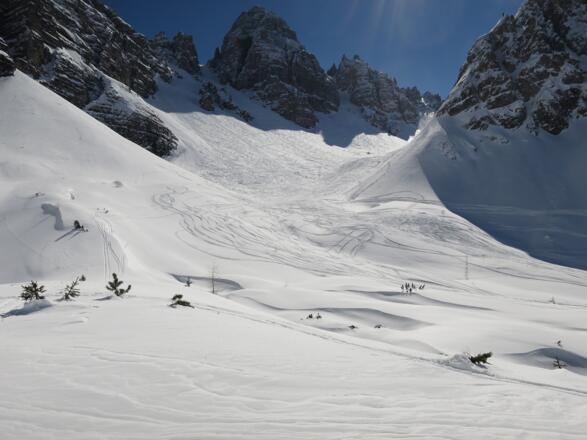 Zahlreiche Spuren im Lizumerkar zeugen von der Beliebtheit der steilen Rinnen links und rechts der Marchreisenspitze.