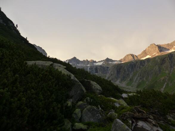 Beim Anstieg sind bereits Kuchelmooskopf und Reichenspitze erkennbar.