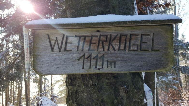 Holzbrett mit Gipfelnamen am Baum nebenan