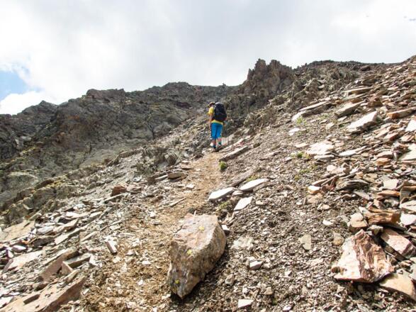 Der steile Weg zum Joch ist sehr geröllig.