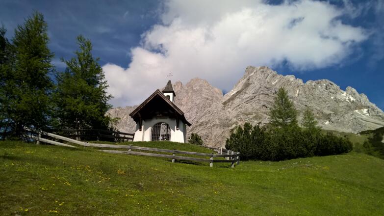 Die Marienbergkapelle vor Wamperter Schrofen und Marienbergspitzen
