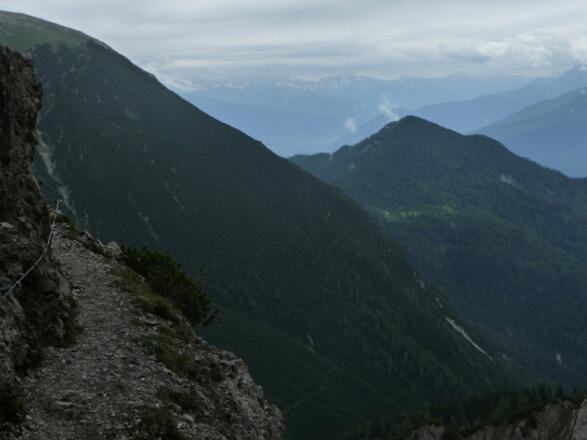 langsam fällt der Weg Richtung Solsteinhaus, der Hellgrüne Wiesenfleck ist unser Ziel, die Neue Magdeburger Hütte, darüber das Kirchberger Köpfl