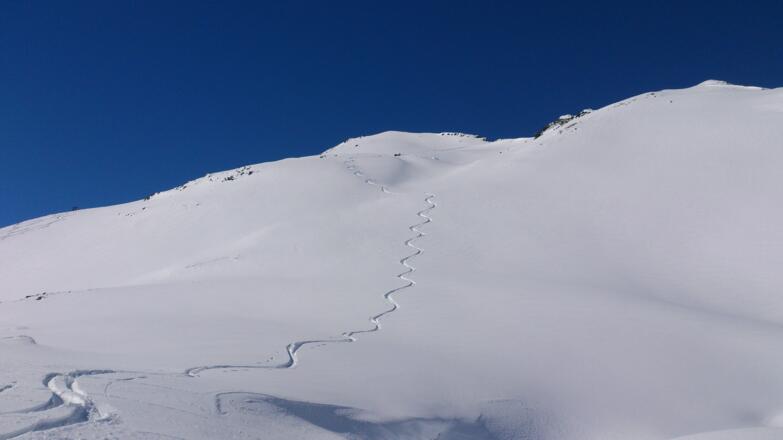 Herrliche Nordost-seitige Hänge, daher trotz Sonneneinstrahlung oft noch pulvrig.