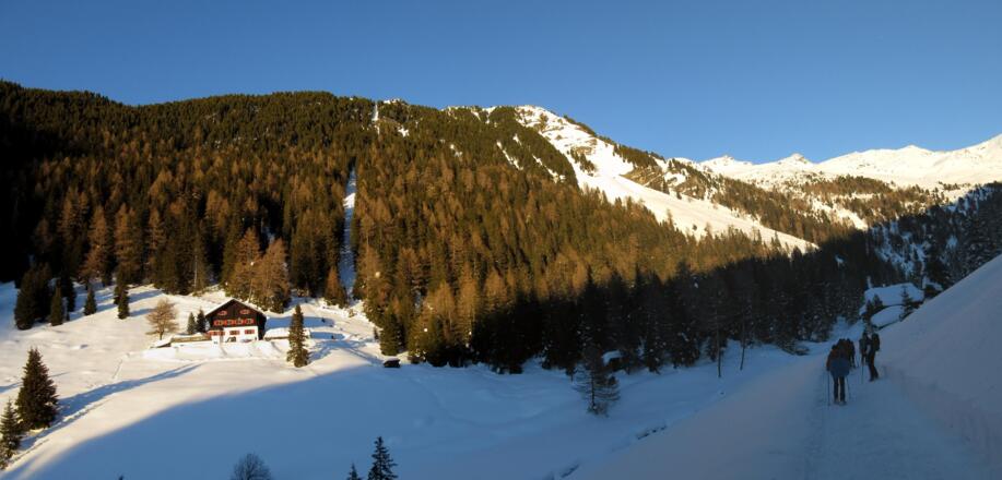 Bevor es noch über die Brücke geht, ist das Ziel - das Meissner Haus - schon zu sehen.