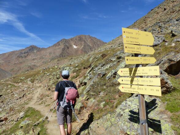 Direkt bei der Hütte weist eine Wegtafel zum V. Brochkogel.