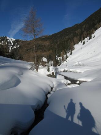 Der Mühltaler Bach schlängelt sich durchs Tal.