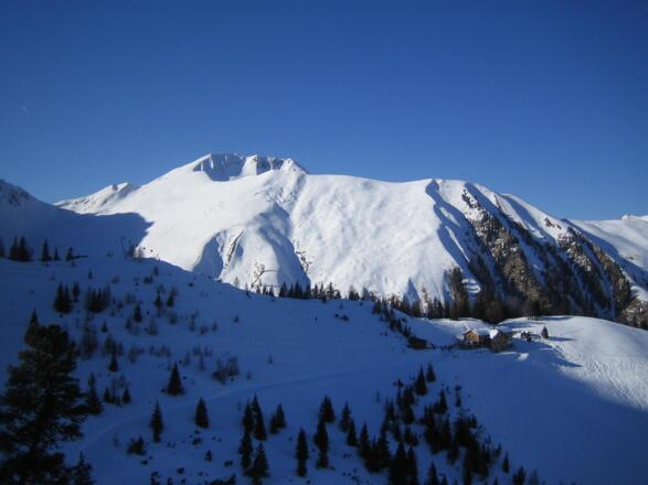 Die Bleispitze vom Skigebiet Lermoos gesehen. Rechts unten: die Wolfratshauser Hütte