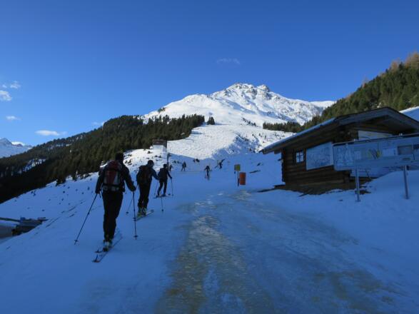 Am Beginn übernimmt ein ...