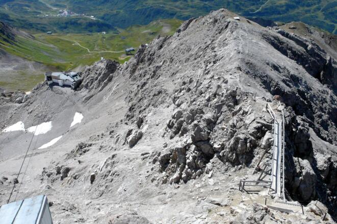 Über diese brüchige Flanke führt der Weg hoch zum Gipfel