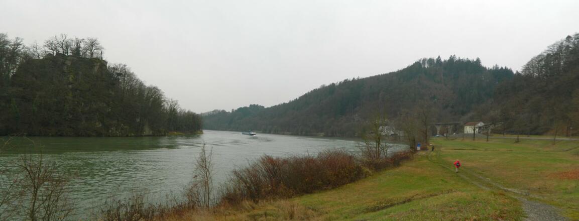 Wanderer an der Donau - links die Felsen auf der Insel Wörth, rechts wo der Gießenbach in die Donau mündet