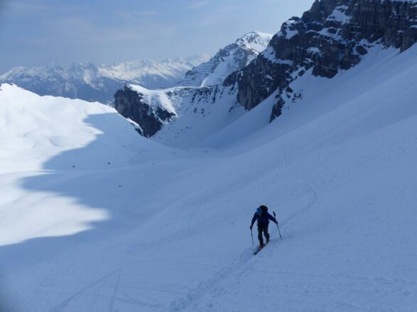 Im Antlitz von Schneider- und Nockspitze geht es immer steiler bergan.