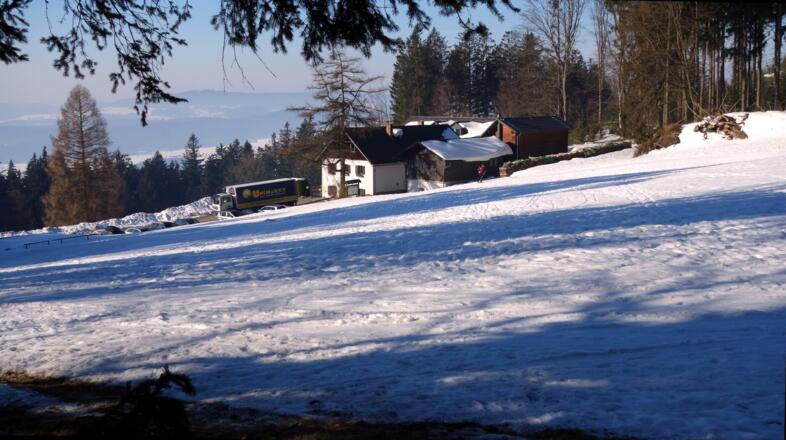 Wegtafel LL-Loipe (970 m) mit Blick zum GH Waldschenke