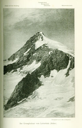 Historischer Blick zum Glockner. Gut zu erkennen die von den Erstbesteigern benutzte Firnrinne hinauf zur Hohenwartscharte. Die Aufnahme stammt aus "Die Erschliessung der Ostalpen", Band III, Jg. 1894.