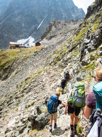 Das letzte Stück zur Kaunergrathütte ist mit Stahlseilen versichert.