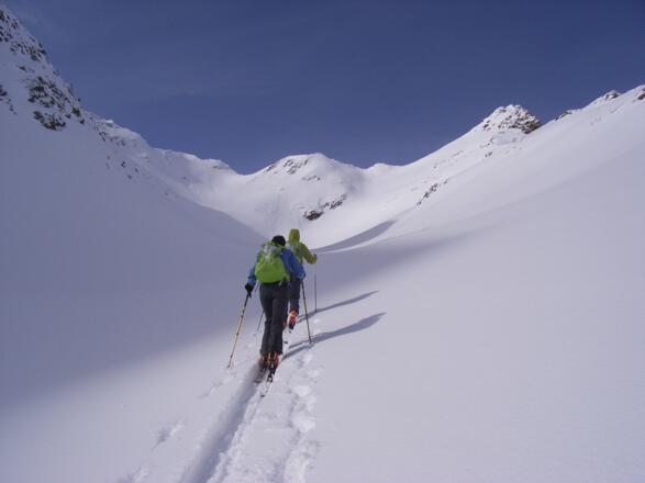 Zum ersten Mal wird der Gipfel des Sulzkogels sichtbar. Das Hochtal des Gamezkogelferners führt direkt zum letzten Steilhang vor dem Gipfelgrat.