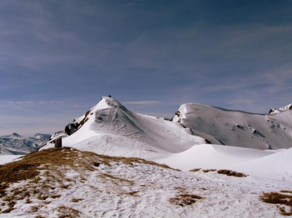Diesen höchsten Punkt oder eine Erhebung dahinter kann man sich als Ziel auswählen. Dahinter schön zu sehen, die Scheibenspitze mit ihrem steilen Schlußhang.