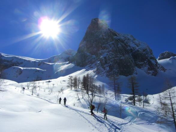 Der Knallstein steht vor uns; links rauf, rechts runter
