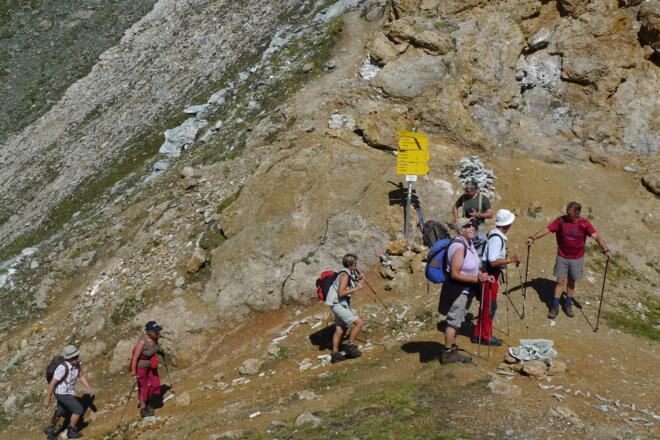 An der Roten Lenke, der Weg links an den Wegweisern vorbei