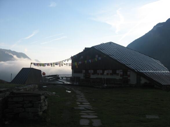 Die Sulzenauhütte um 06:00 Uhr früh.