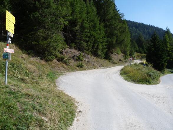 Gut sichtbar ist die Abzweigung hinauf zum Bergkastl.