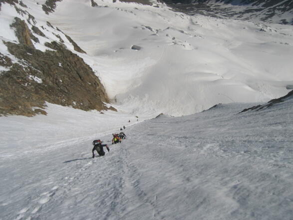 Der Mittelteil der Hochfeiler Nordwand steilt sich auf 50°-55° auf.