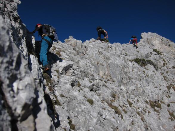 Entweder direkt am Grat oder (überwiegend) in der rechten (östlichen) Flanke lässt sich der Grat am besten begehen.