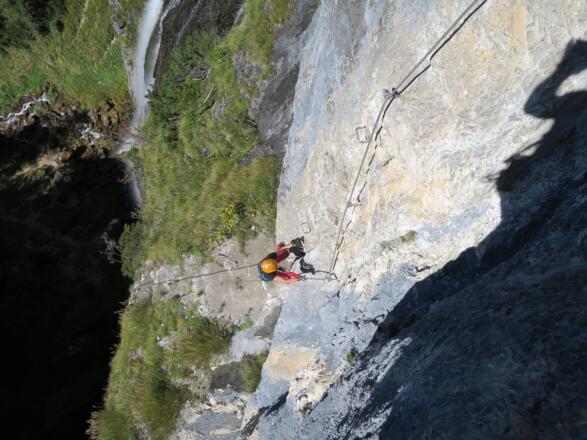 Die zweite Hälfte des Klettersteigs legt an Steilheit noch einmal kräftig zu.