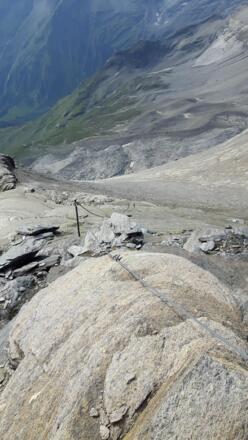 leichter Steig mit Seilsicherung