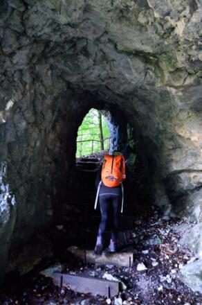 Der Weg führt durch ein Tunnel