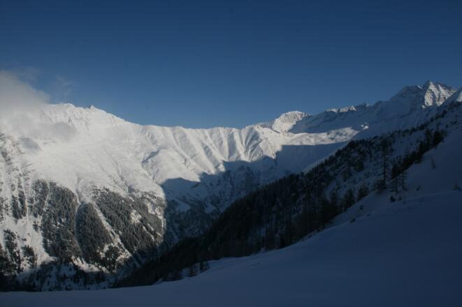 Schattig ist der Anstieg im Hochwinter zur Saxalmwand. Blick zur Hohen Warte, Kl. Kaserer und Olperer (v.l.).