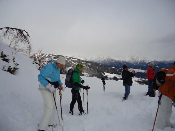 Am Forstweg angelang eröffnet sich das grandiose Panorama des Taurachtales, hier hält man sich links