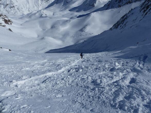 Die steile Abfahrt über den Nordosthang. Im Anschluss folgen sanfte Schihänge.