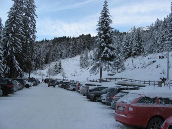 Gebührenpflichtiger Parkplatz € 3.- pro Tag