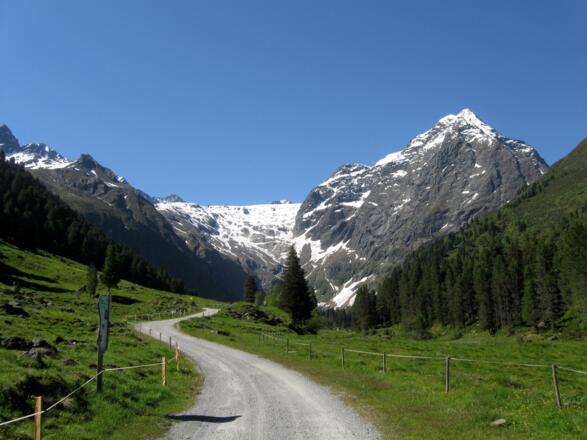 Talschluß Lüsens mit dem mächtigen Lüsener Fernerkogel