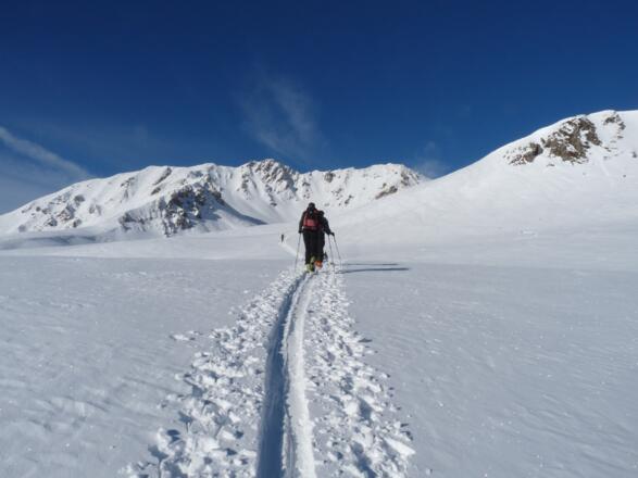 Nach einer kurzen steileren Stufe, folgen wir wieder den sanften und schön kupierten Hängen.