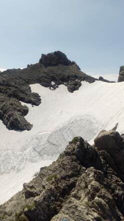Das Gletscherfeld unterhalb der schmalen Grates