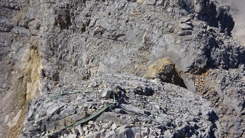 Nach der Schlüsselstelle, Blick nach unten. Alte Sicherungsschlingen zum Nachsichern.