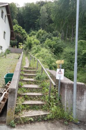 Die letzten paar Stufen beim Abstieg, bevor die Ortschaft Moosberg erreicht wird.