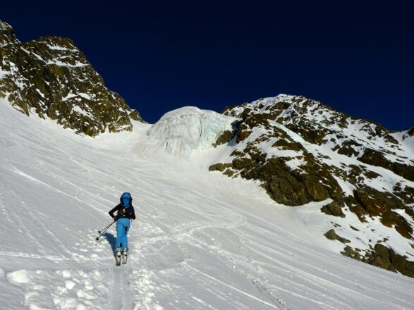 Das flache Plateau vor der zweiten Steilstufe, links die Rinne neben dem oberen Hängegletscher.