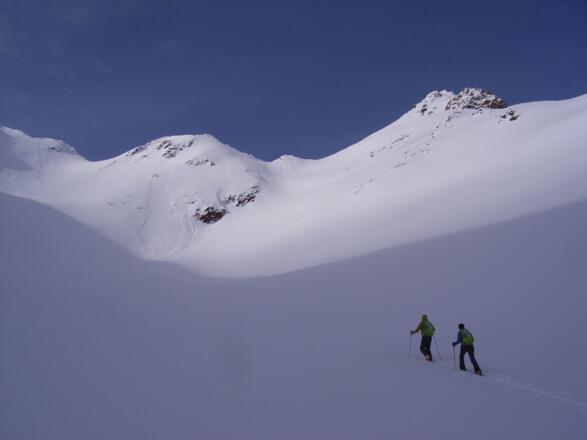 Die rechte Scharte in Bildmitte wird über den Steilhang erreicht. Dort, je nach Verhältnissen auch etwas höher, wird das Skidepot eingerichtet.