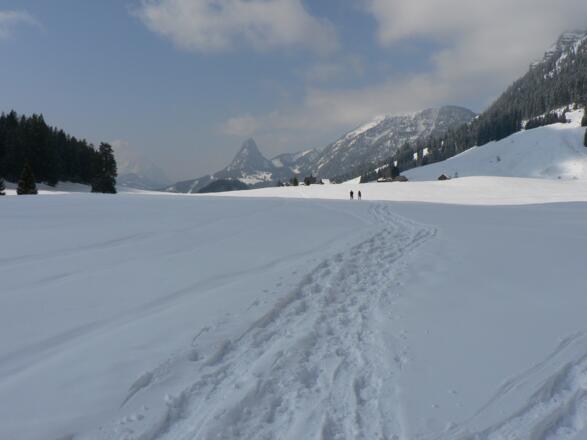 Wir halten uns direkt auf die Hütten zu, im Hintergrund der Hochtausing (mi.) und Grimming (li.)