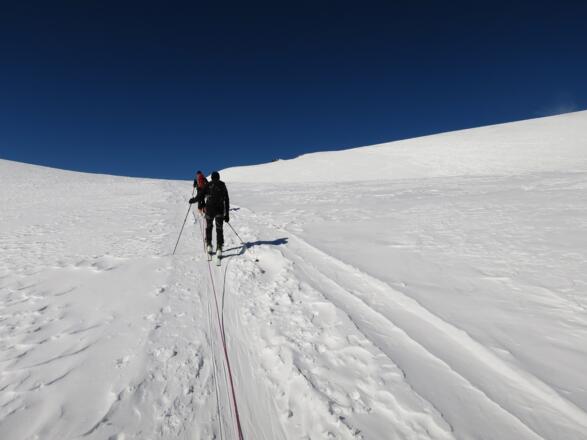 Am Horizont ist der Gipfel des Wilden Hinterbergls mehr zu erahnen als zu sehen.