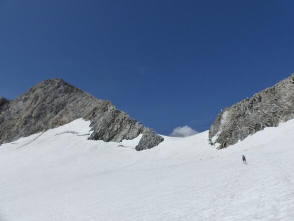 Dabei steuert man den markanten Schneesattel an.