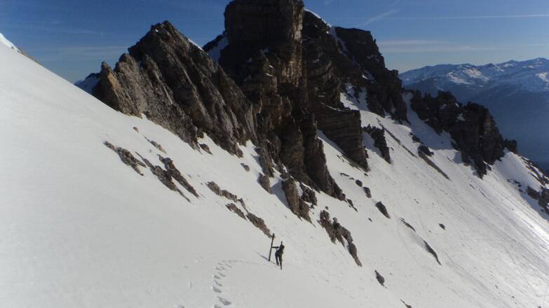 Kurz vor dem flachen Sattel die steilste Stelle, hier bei harter Schneeoberfläche oft zu Fuß weiter.