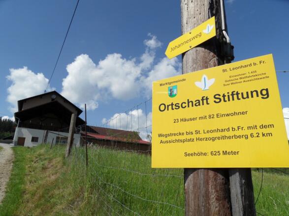 Hinweisschild Dorf Stiftung