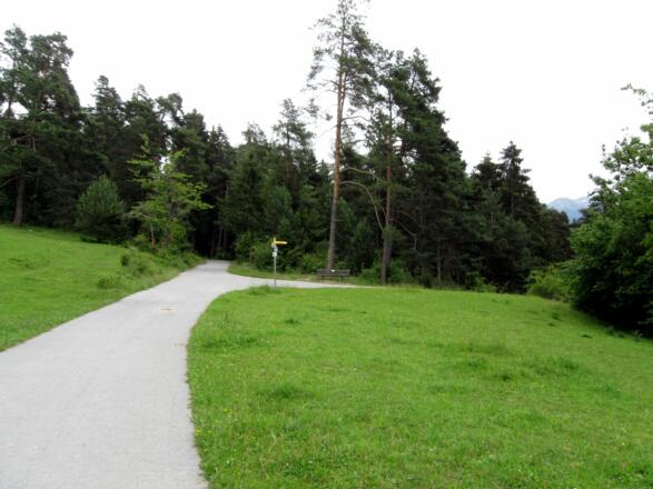 Wieder zurück an der Abzweigung, bekannt von der Auffahrt. Nun geht es rechts hinunter nach Roppen.
