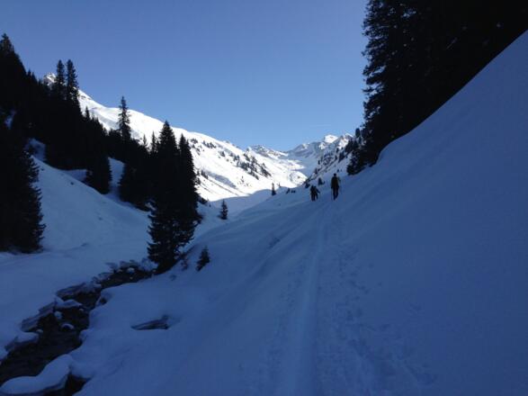 Kurz vor dem Anstieg mit Blick zum Stritkopf
