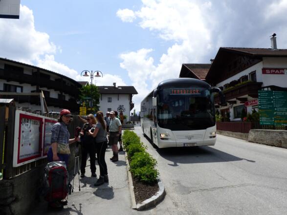 In Mieders - der Bus ist pünktlich.
