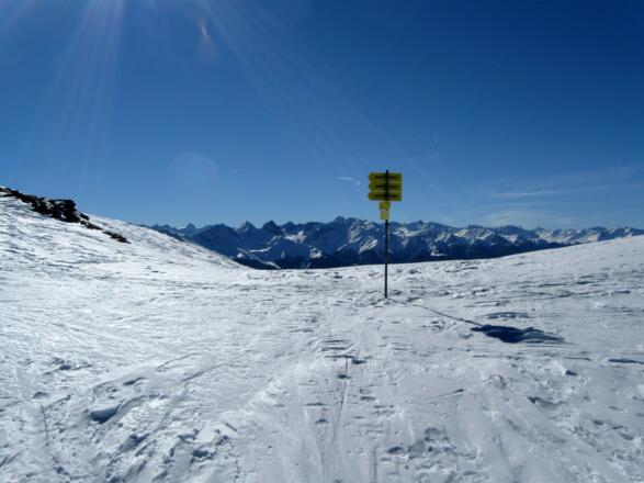 Auf der Einsattelung angekommen wendet man sich nach links.